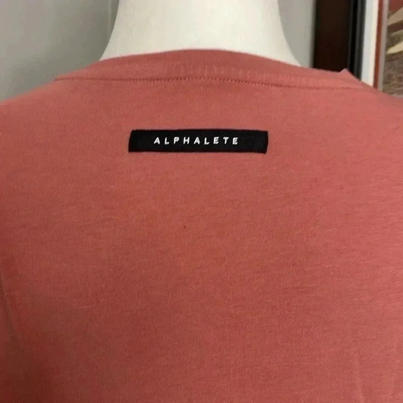 Alphalete Men's L Short Sleeve Pink Lightweight Stretch Badge Logo Crew T-Shirt - Picture 3 of 6